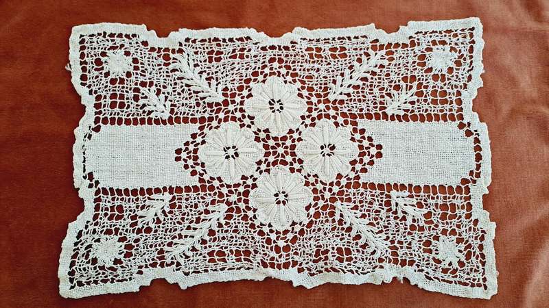 Small handknotted lace cloth -white - 35 x 21 cm