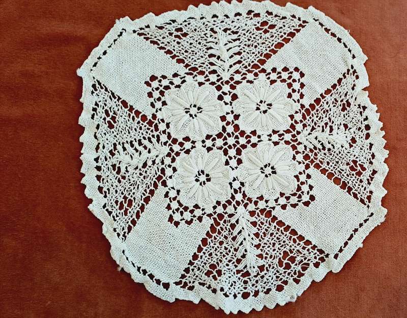 Handknotted lace doilie - white- 27 cm