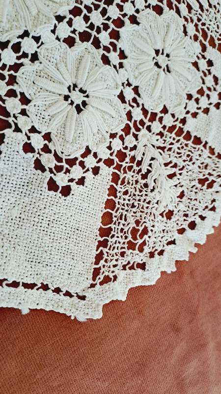 Handknotted lace doilie - white- 27 cm