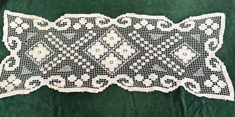 Handknotted lace runner -white - 80 x 26 cm