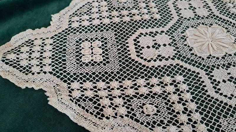 Handknotted lace runner -tea dyed - 86 x 32 cm