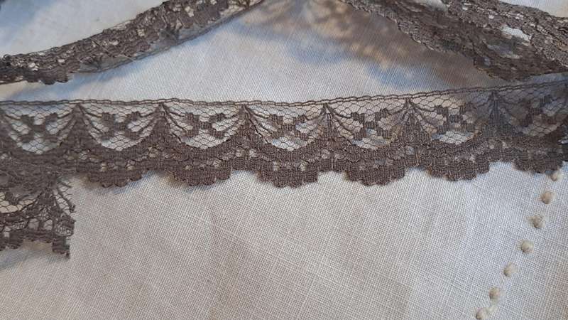 3m of pretty brown lace, synthetic 2cm wide,