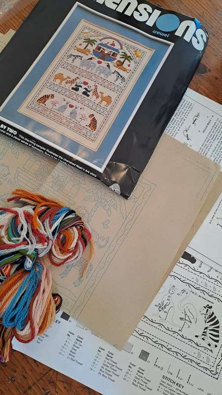 Dimensions - crewel embroidery kit - 45 x 30 cm - linen, thread and pattern included.