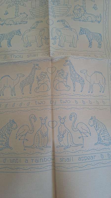 Dimensions - crewel embroidery kit - 45 x 30 cm - linen, thread and pattern included.