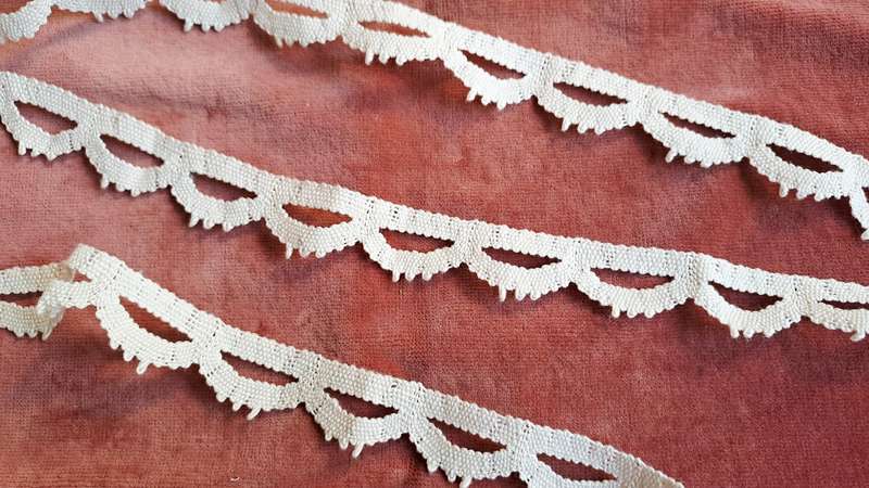 1 metre of lace trim - 2cm wide