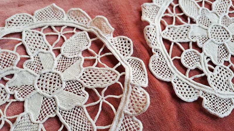 2 beige lace doilies - 16 cm
