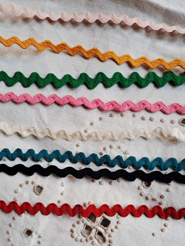 Vintage ricrac braid trim - price is per metre