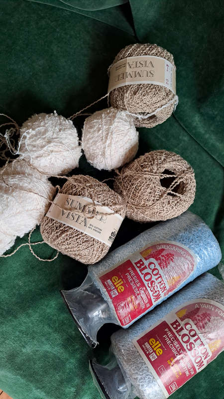 Mixed lot of boucle knitting yarn