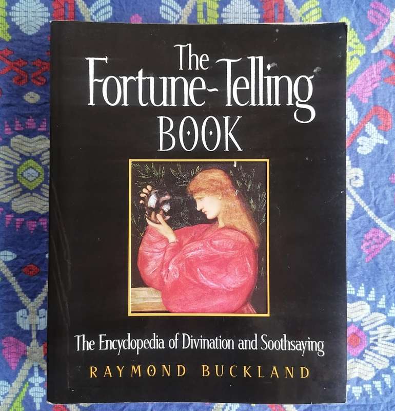 The Fortune-telling Book i- The Encyclopaedia of Divination and Soothsaying by Raymond Buckland