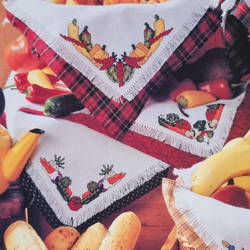 Leisure Arts - Mealtime Bread Cloths - Leaflet 2734