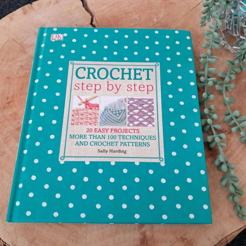 Crochet Step by Step: 20 Easy Projects. More Than 100 Techniques and Crochet Patterns - Sally Hardin