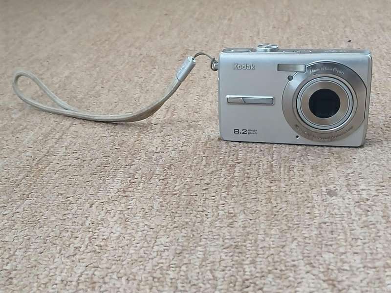 Kodak Easyshare M863 8.2 MP Digital Camera with 3xOptical Zoom
