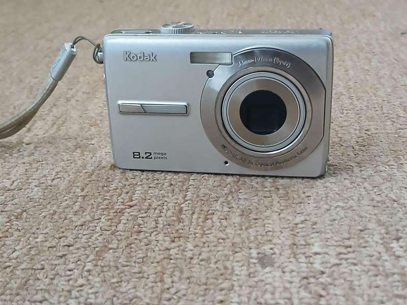 Kodak Easyshare M863 8.2 MP Digital Camera with 3xOptical Zoom