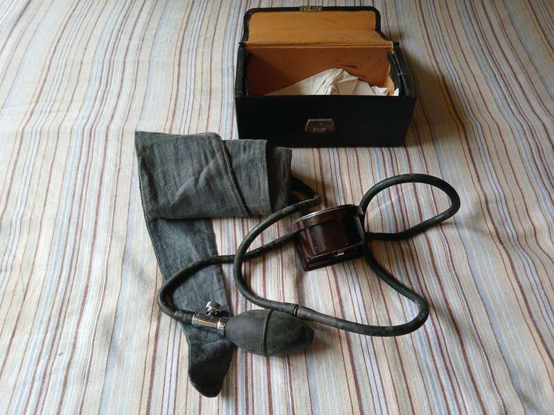 ANTIQUE  Accoson Sphygmomanometer Blood Pressure Monitor Device Made In England