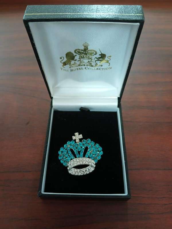 VINTAGE Beautiful Brooch With Colored Stones And Rhinestones
