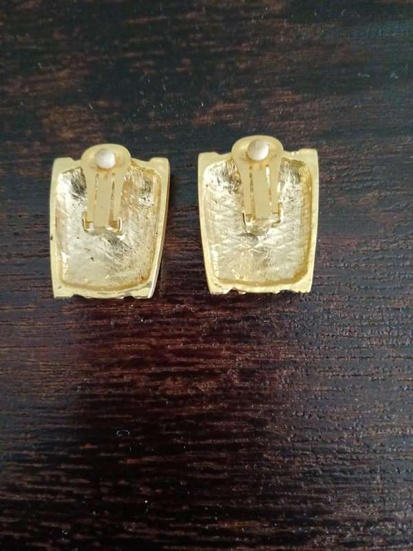 VINTAGE Gold Tone And Gem Set Clip On Earrings