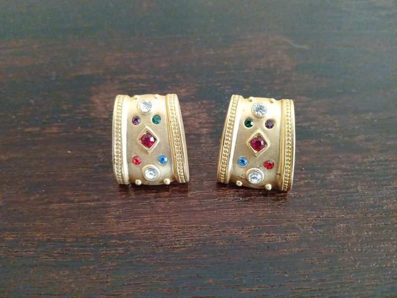 VINTAGE Gold Tone And Gem Set Clip On Earrings