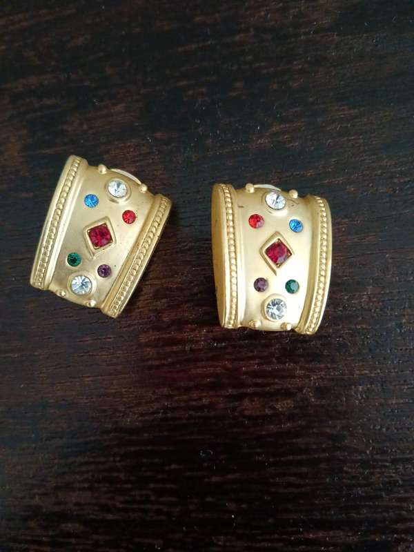 VINTAGE Gold Tone And Gem Set Clip On Earrings