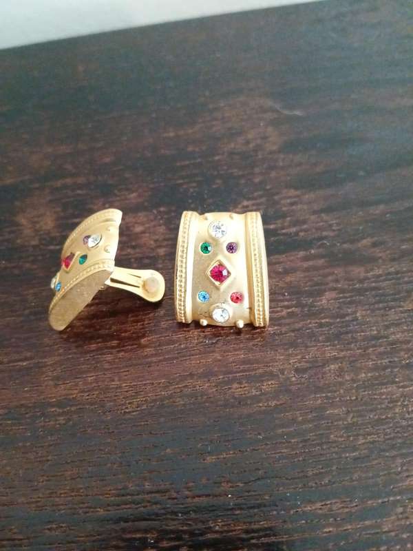 VINTAGE Gold Tone And Gem Set Clip On Earrings