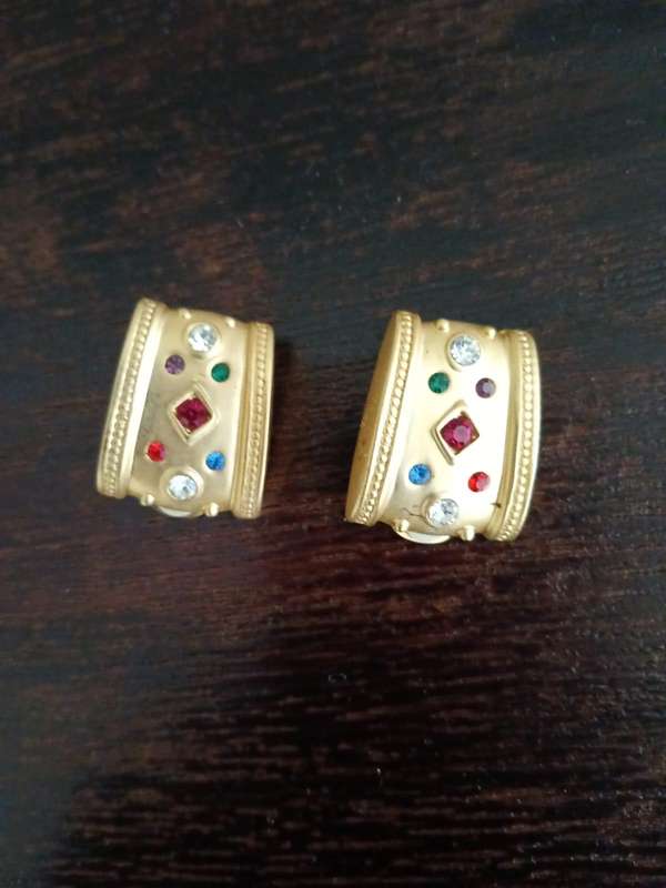 VINTAGE Gold Tone And Gem Set Clip On Earrings