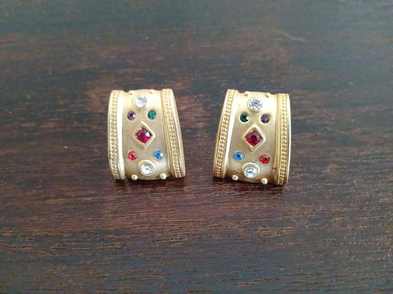 VINTAGE Gold Tone And Gem Set Clip On Earrings