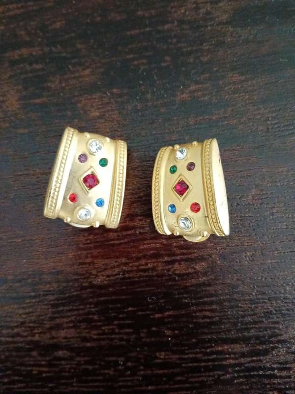 VINTAGE Gold Tone And Gem Set Clip On Earrings