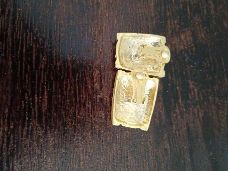 VINTAGE Gold Tone And Gem Set Clip On Earrings