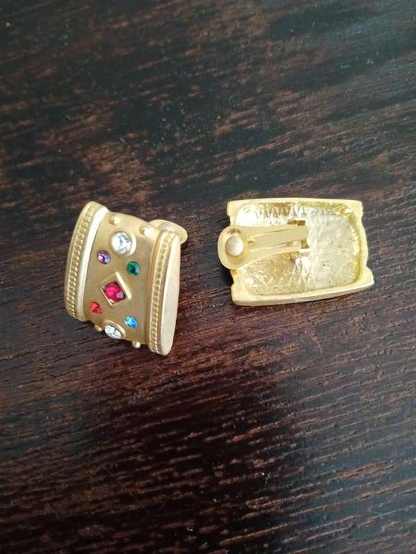 VINTAGE Gold Tone And Gem Set Clip On Earrings