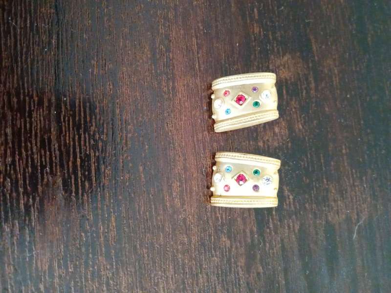 VINTAGE Gold Tone And Gem Set Clip On Earrings