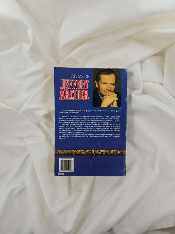 Honra Entre Ladrões (PORTUGUESE Honour Among Thieves) by Jeffrey Archer - Paperback