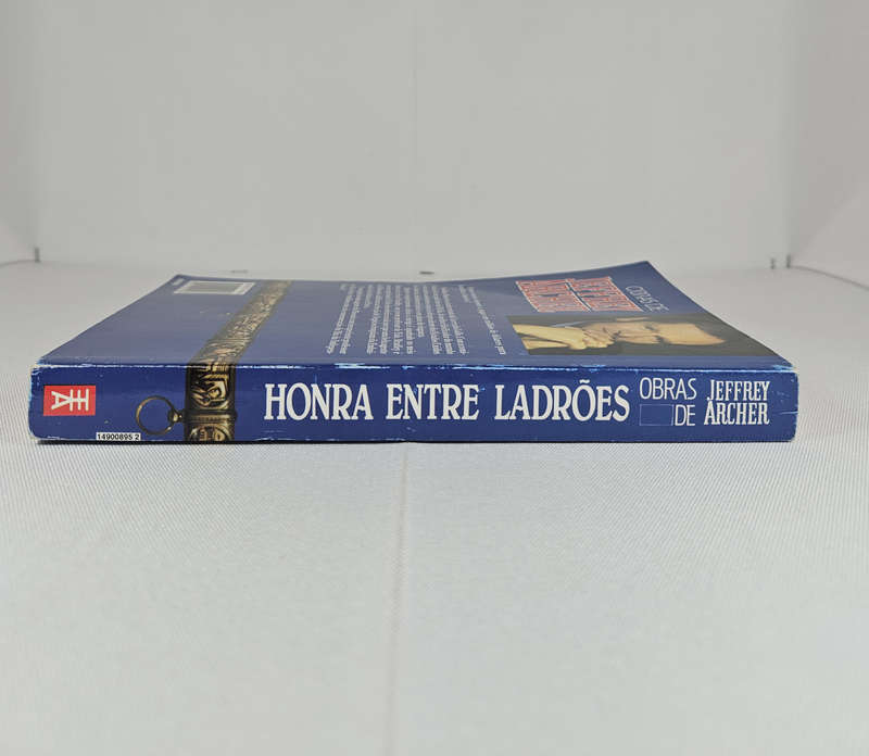 Honra Entre Ladrões (PORTUGUESE Honour Among Thieves) by Jeffrey Archer - Paperback