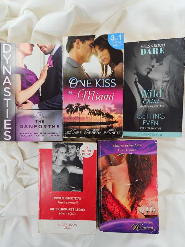 BOOK BUNDLE: 10x Mills & Boon Modern/Romance/Desire/Historical/Dare + (Less than perfect condition)