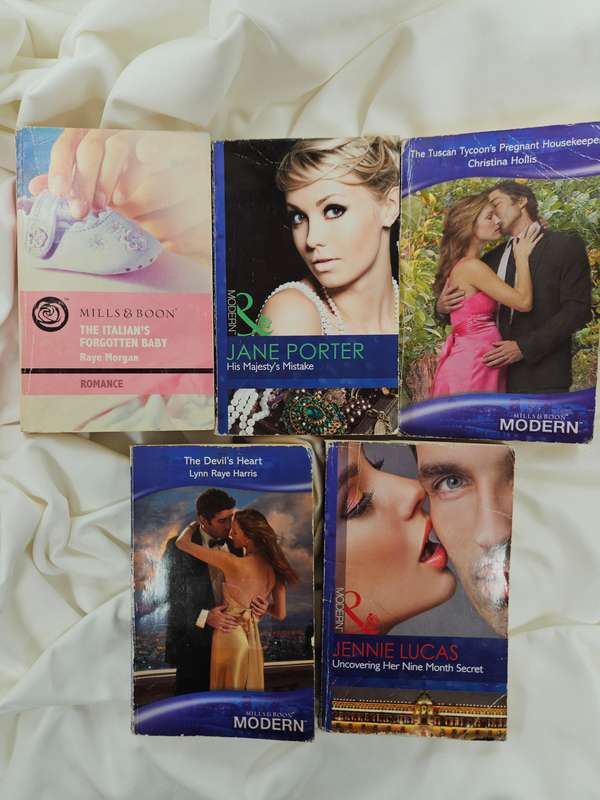 BOOK BUNDLE: 10x Mills & Boon Modern/Romance/Desire/Historical/Dare + (Less than perfect condition)