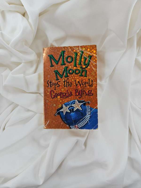 Molly Moon Stops the World by Georgia Byng - Paperback