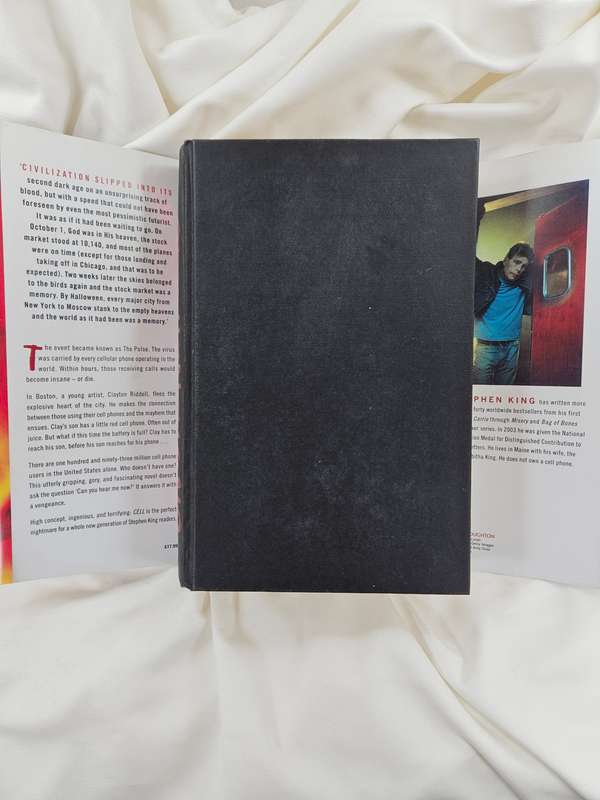 Cell by Stephen King - Hardback (with REPLICA dust jacket)