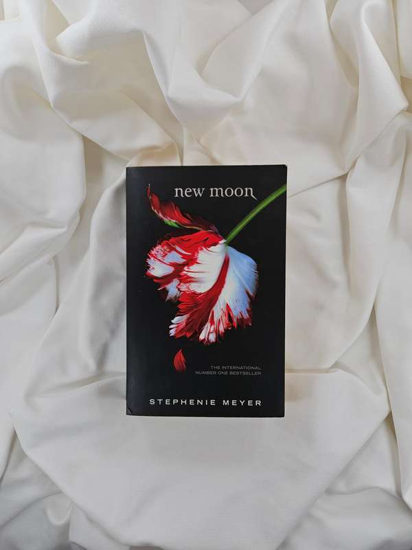 New Moon by Stephenie Meyer - Paperback