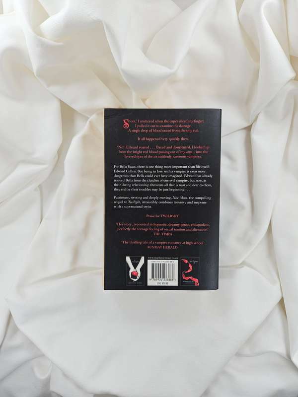 New Moon by Stephenie Meyer - Paperback
