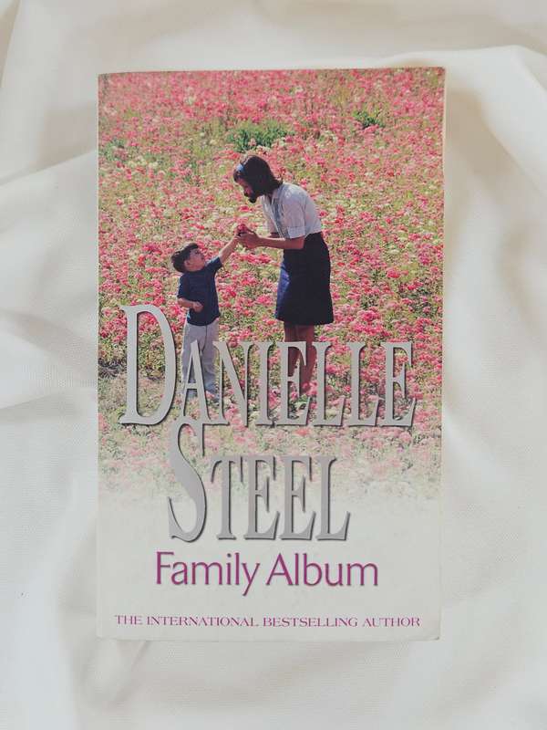 Family Album by Danielle Steel - Paperback