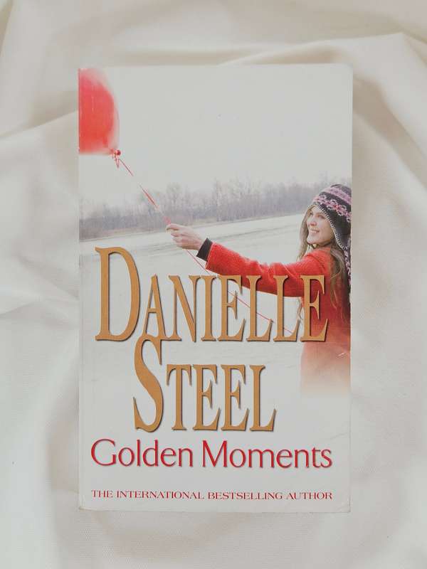 Golden Moments by Danielle Steel - Paperback