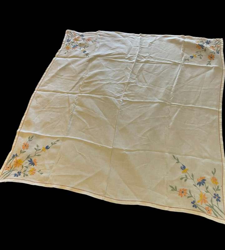 Table centrepiece /overlay/tablecloth embroidered (NR70)
