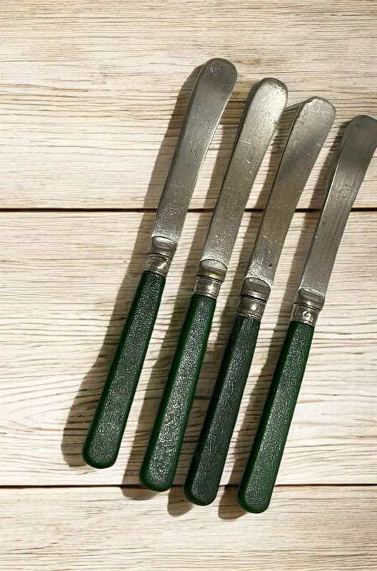 Butter knives x4