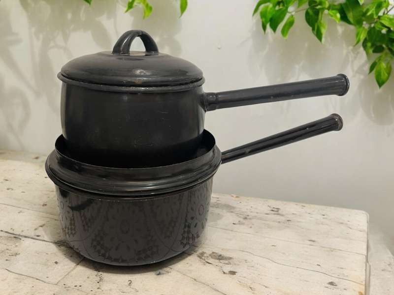 Enamel pots set