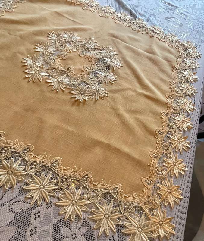 Table centre piece/overlay/tablecloth guipere lace(5)