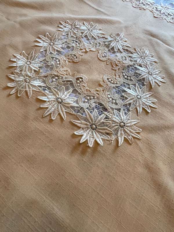 Table centre piece/overlay/tablecloth guipere lace(5)