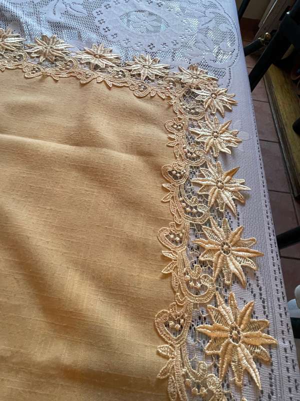Table centre piece/overlay/tablecloth guipere lace(5)