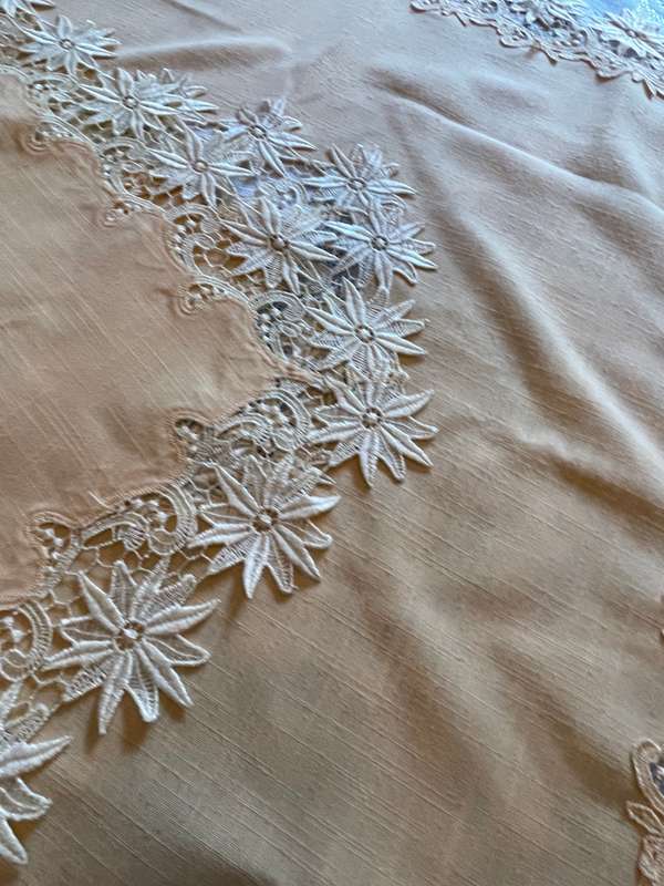 Table centre piece/overlay/tablecloth guipere lace(5)