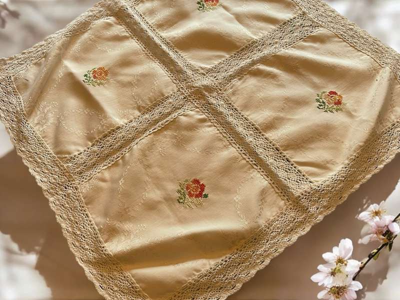 Table centre piece/overlay /tablecloth crochet edge(13)