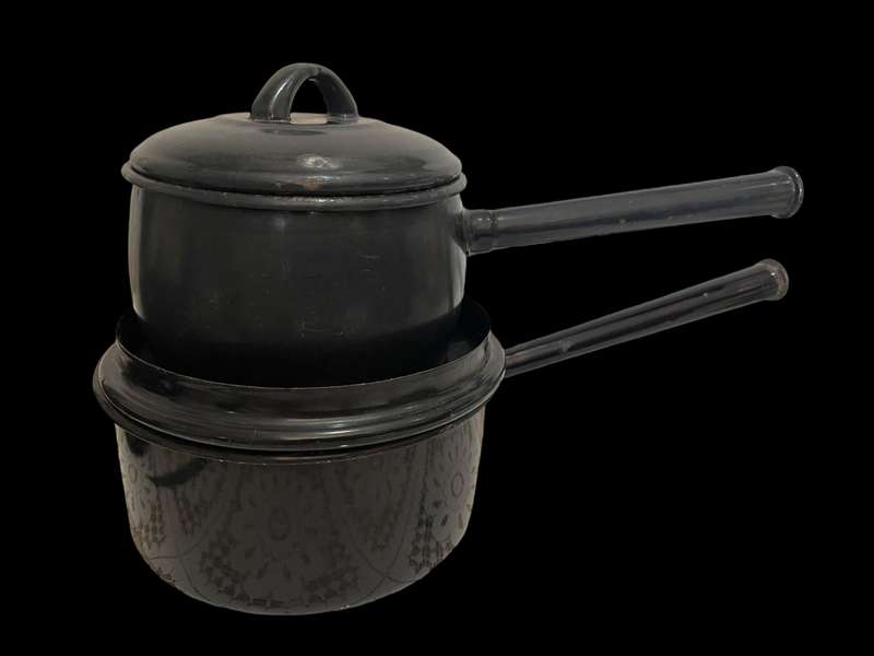 Enamel pots set
