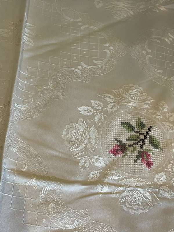 Tablecloth embroidered (NR65)