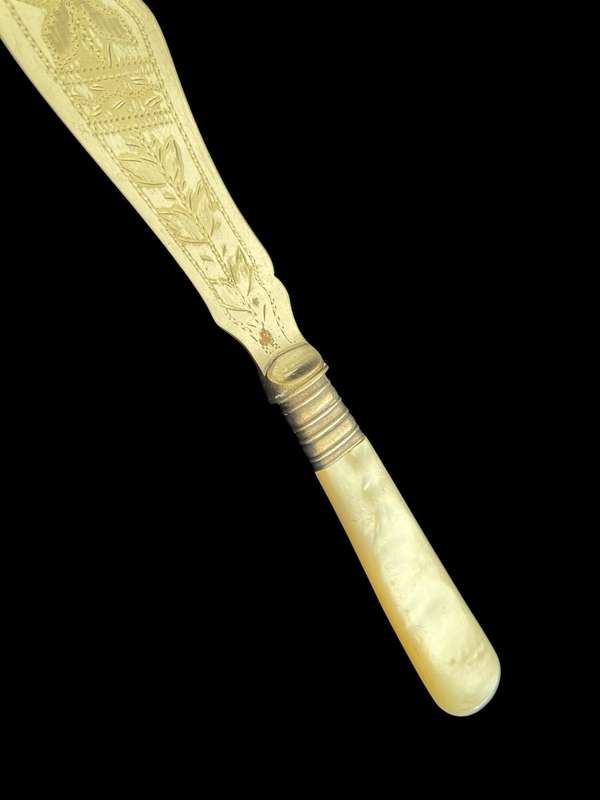 Butter/pate knife mother of pearl(NR1)